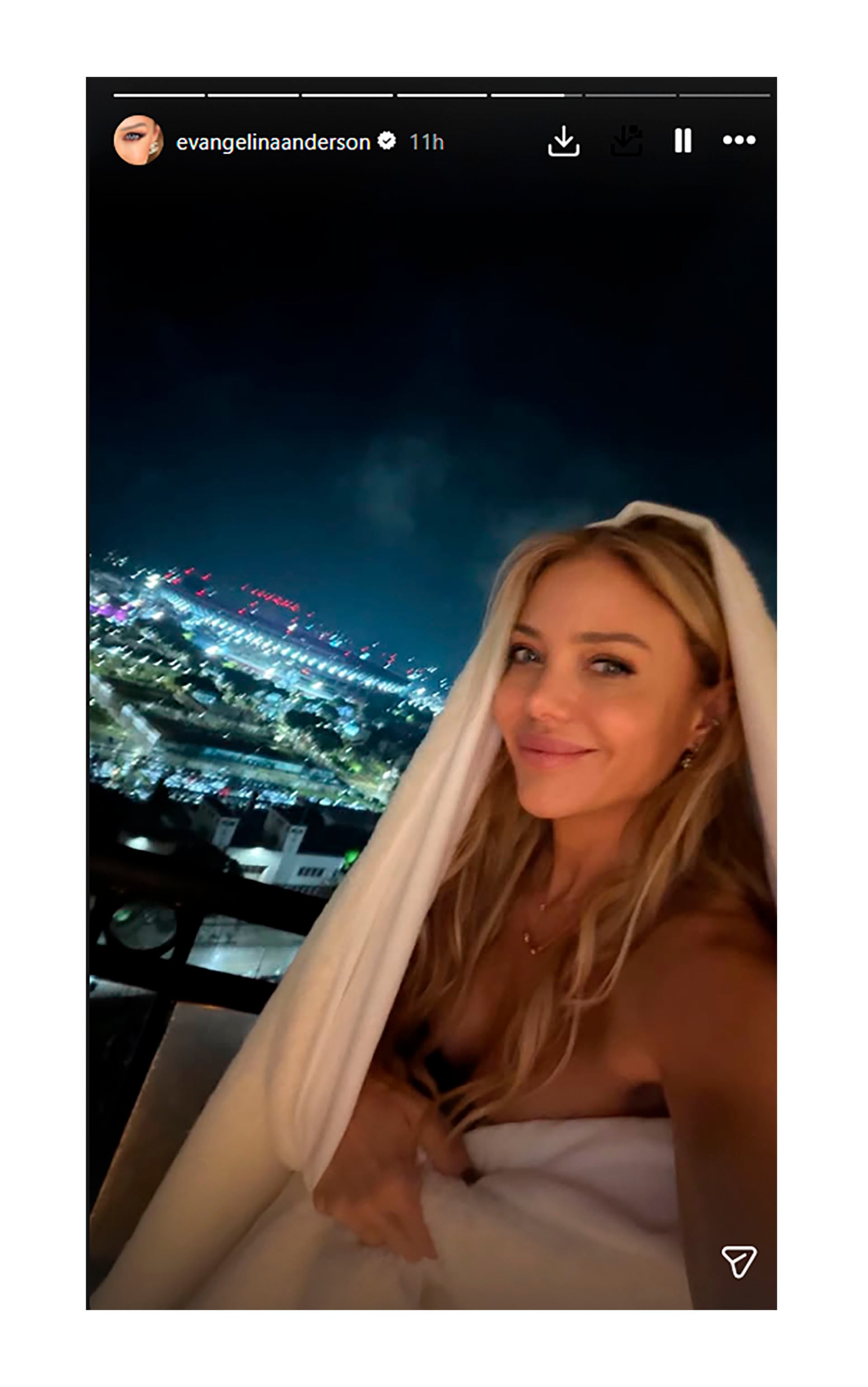 Evangelina Anderson y su look de noche para ver a AC/DC desde su balcón