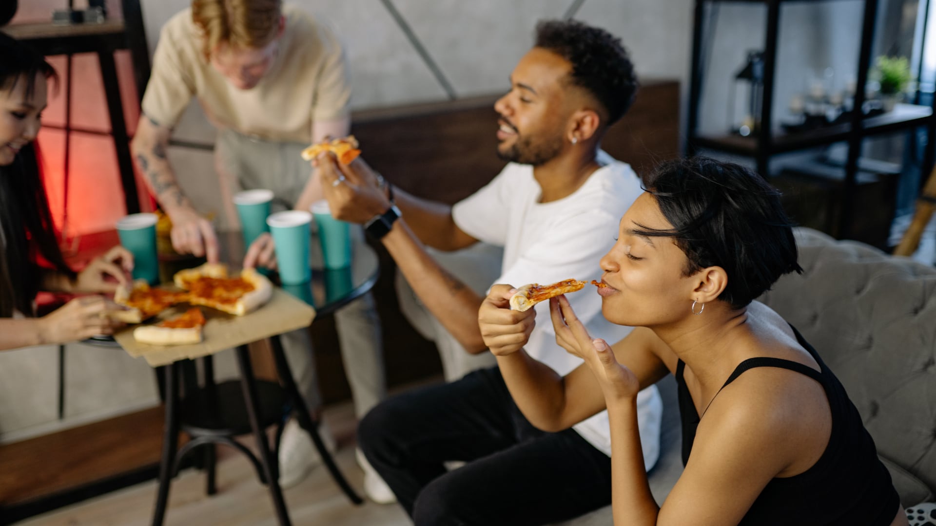 Cenar temprano y evitar alimentos antes de dormir ayuda a mejorar la presión arterial y el metabolismo. (Canva)