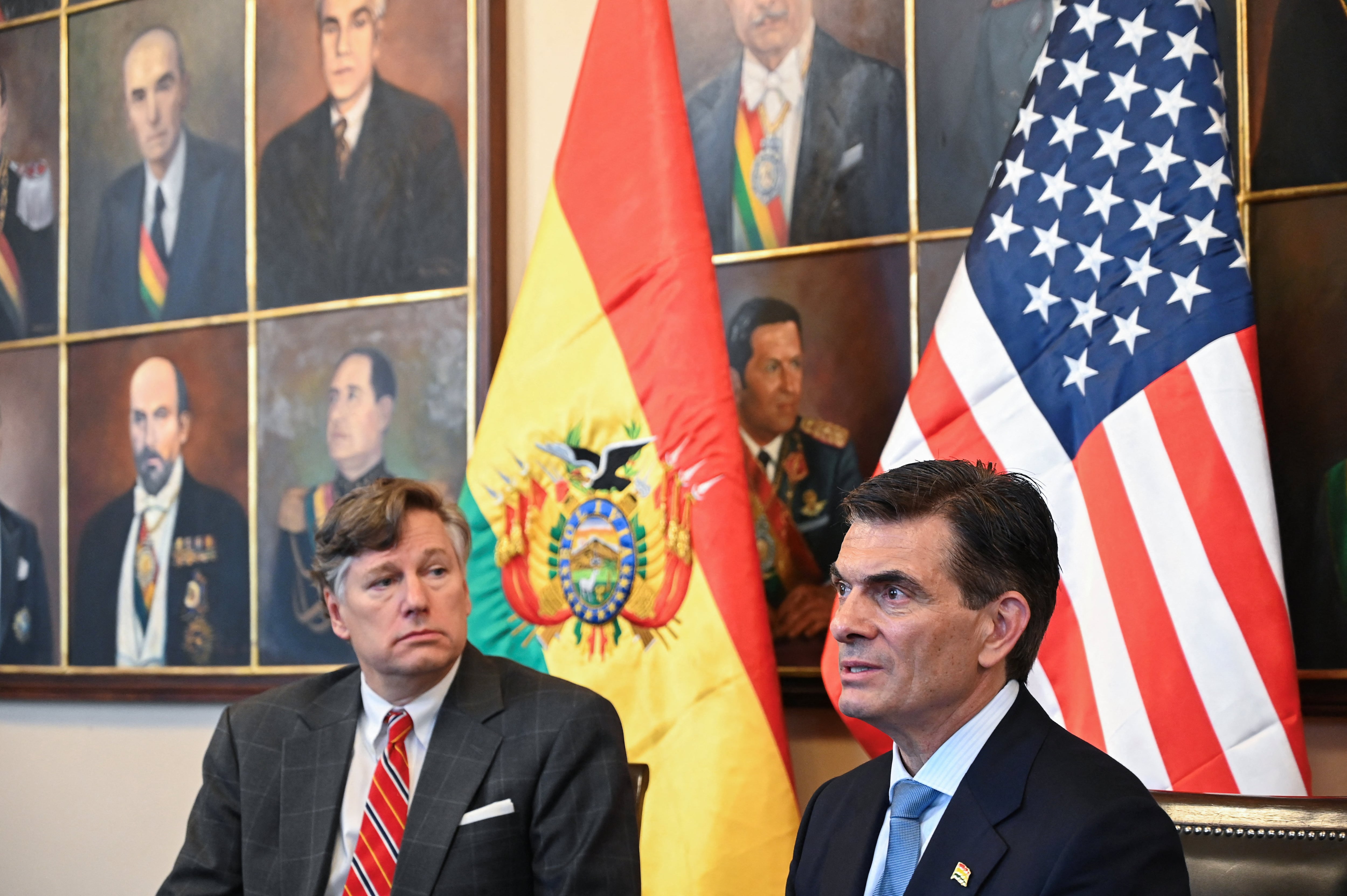 El presidente Rodrigo Paz en su primera conferencia de prensa como jefe de Estado boliviano, junto al subsecretario de Estado de Estados Unidos, Christopher Landau, en La Paz, Bolivia, el 8 de noviembre de 2025 (REUTERS/Claudia Morales)