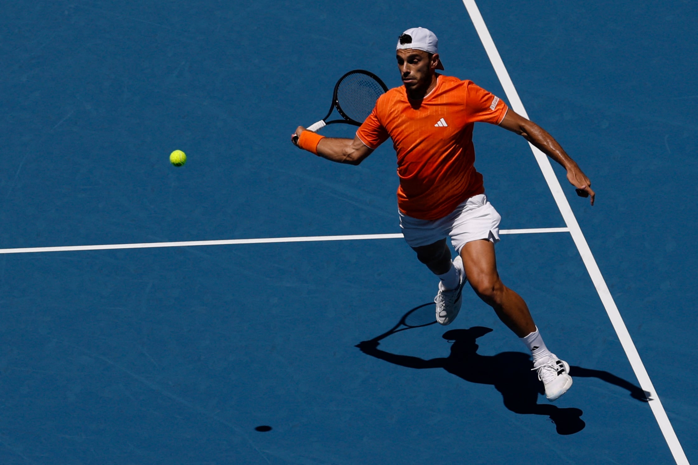 Francisco Cerúndolo ataca a Daniil Medvedev durante el partido por la tercera ronda (Fuente: Reuters)