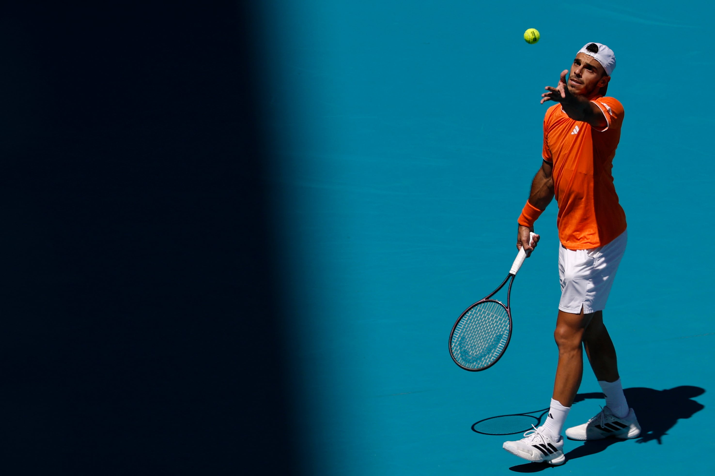 Francisco Cerúndolo, al servicio durante el partido frente a Daniil Medvedev en el Miami Open 2026 (Fuente: Reuters)