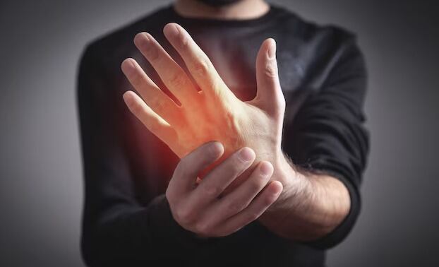 Un hombre sujeta su mano derecha, que La artrosis afecta principalmente a rodillas, caderas y manos, limitando la movilidad diaria