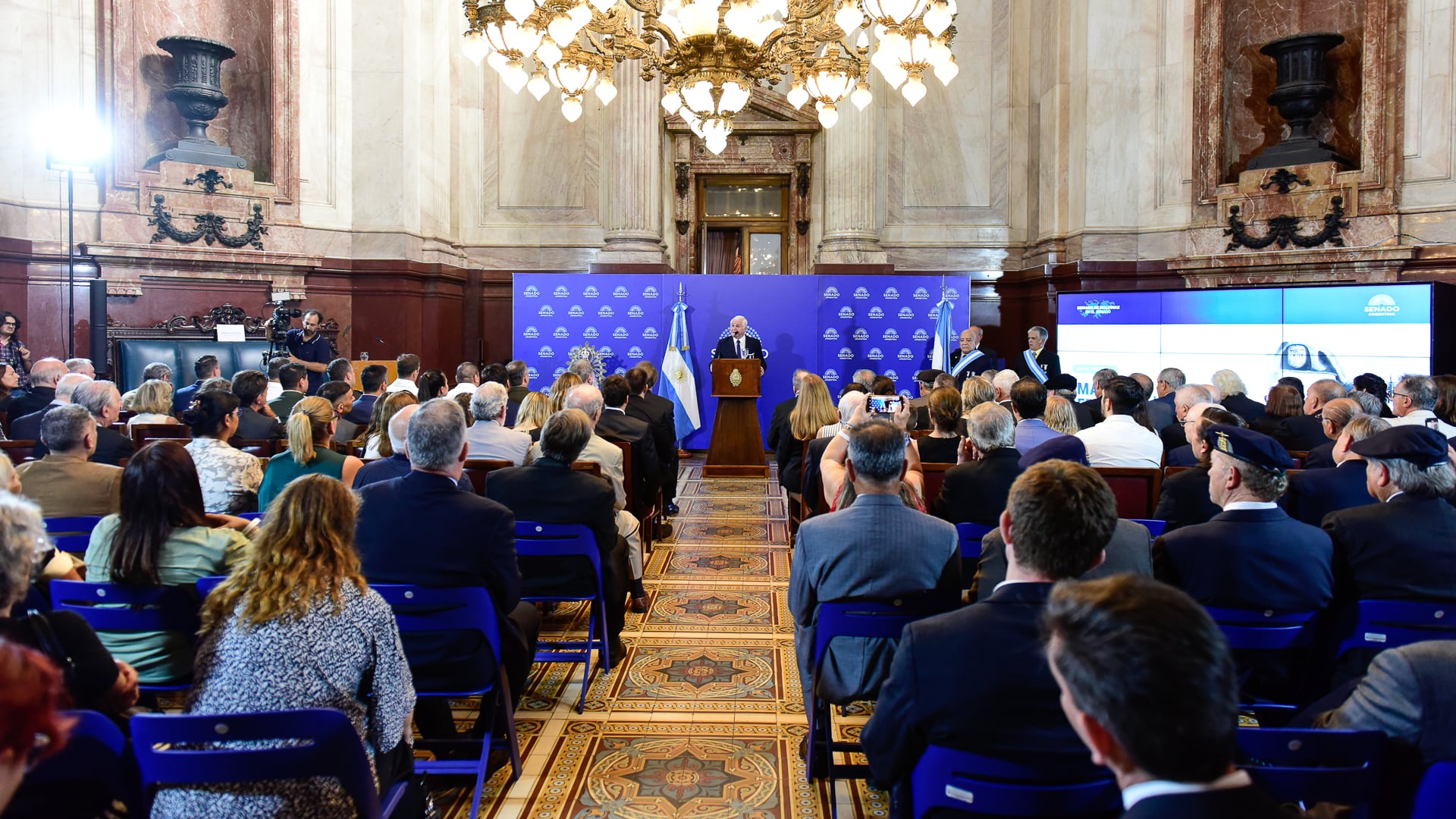 El Salón Azul, coronada por la espectacular cúpula y araña, estuvo colmado de veteranos, familiares y amigos 