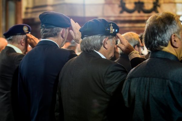 “Fue un orgullo y lo volveríamos a hacer”: el emotivo homenaje a veteranos de Malvinas en el Senado