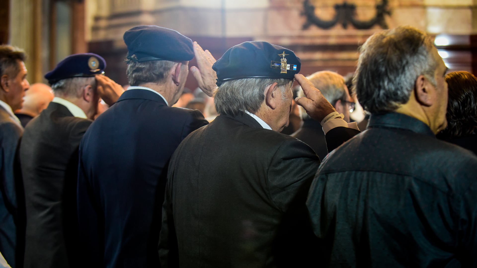 “Fue un orgullo y lo volveríamos a hacer”: el emotivo homenaje a veteranos de Malvinas en el Senado