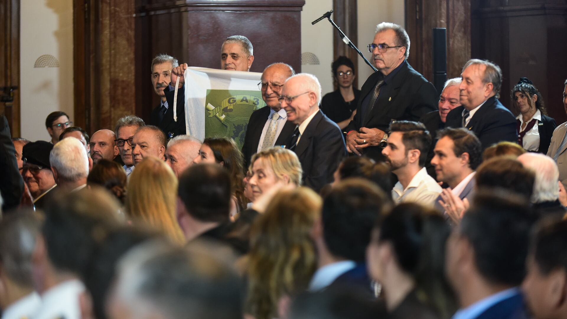 Parados, algunos de los artilleros que se batieron durante más de dos días sin parar contra los británicos 