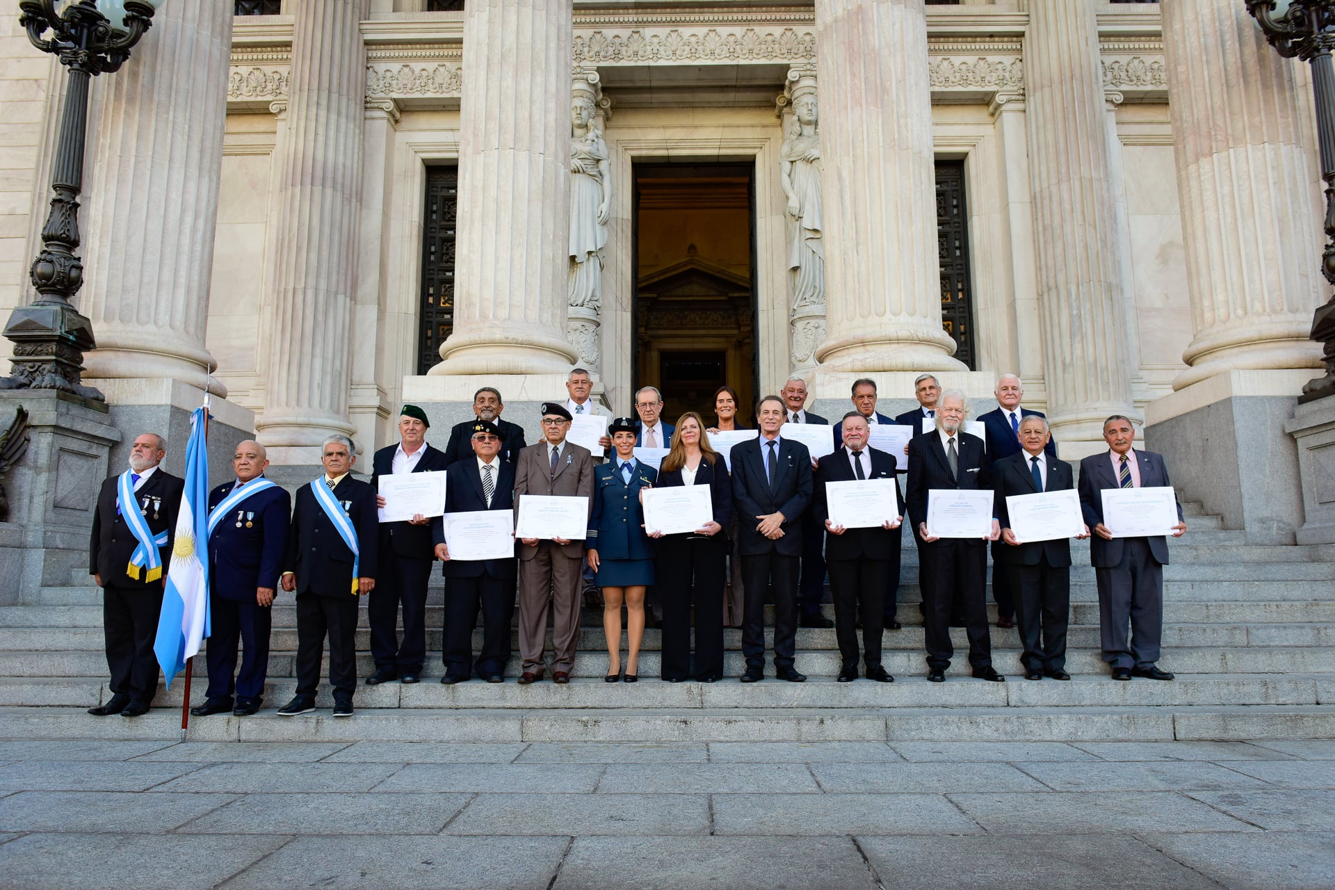 Todos los homenajeados en las escalinatas del palacio legislativo, exhibiendo sus diplomas (Fotos: Gustavo Gavotti)