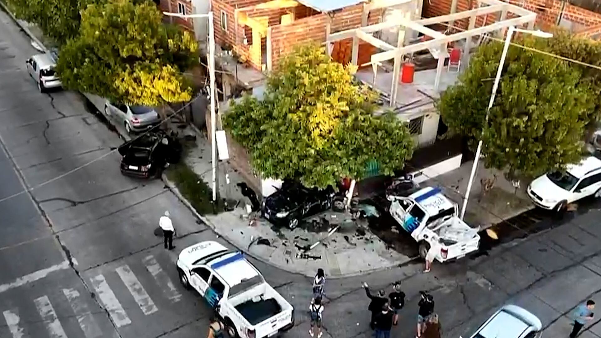 Así finalizó la persecución: el patrullero chocó al auto, se subió a la vereda e impacto contra otro vehículo estacionado