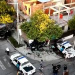 Furiosa persecución y choque en Wilde: un patrullero y un auto terminaron subidos a la vereda