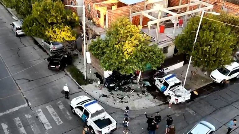 Furiosa persecución y choque en Wilde: un patrullero y un auto terminaron subidos a la vereda