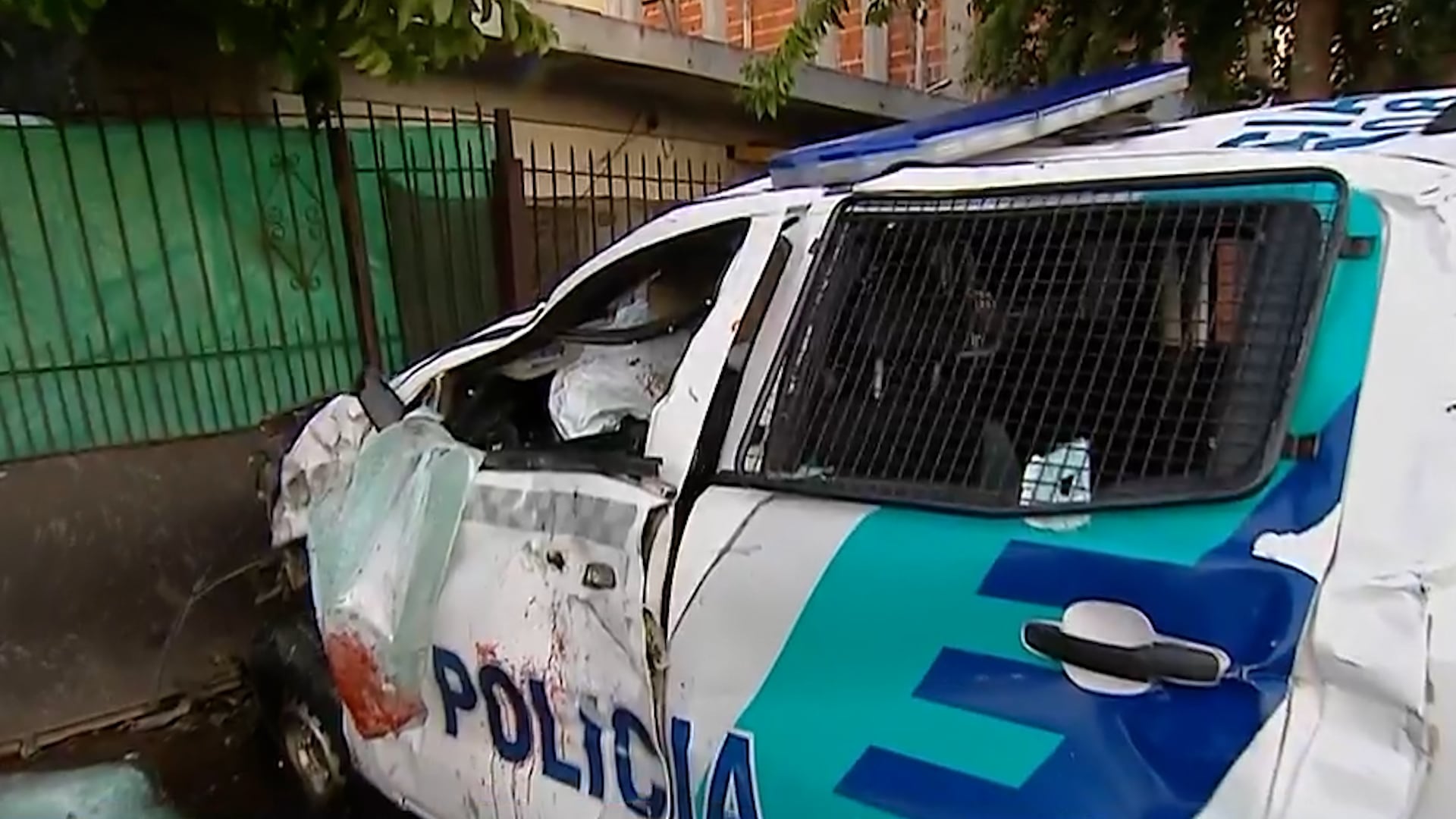 El móvil de la policía impactó contra el portón de una vivienda