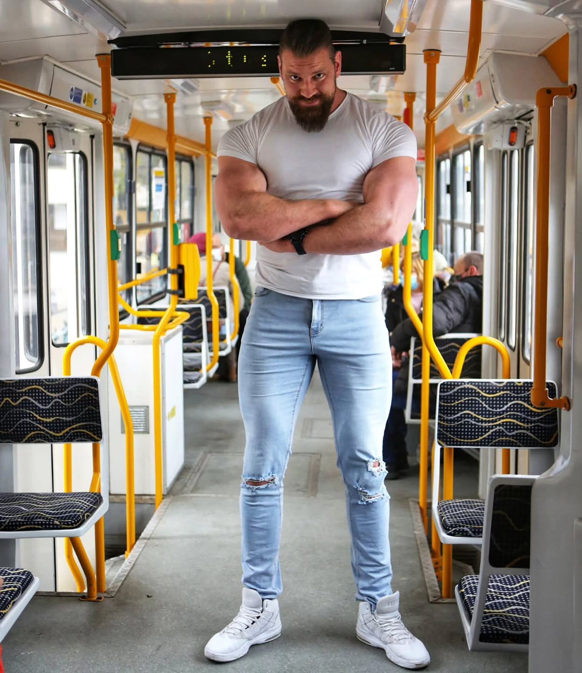 Tiene un millón de seguidores en Instagram (Instagram: @thedutchgiant)