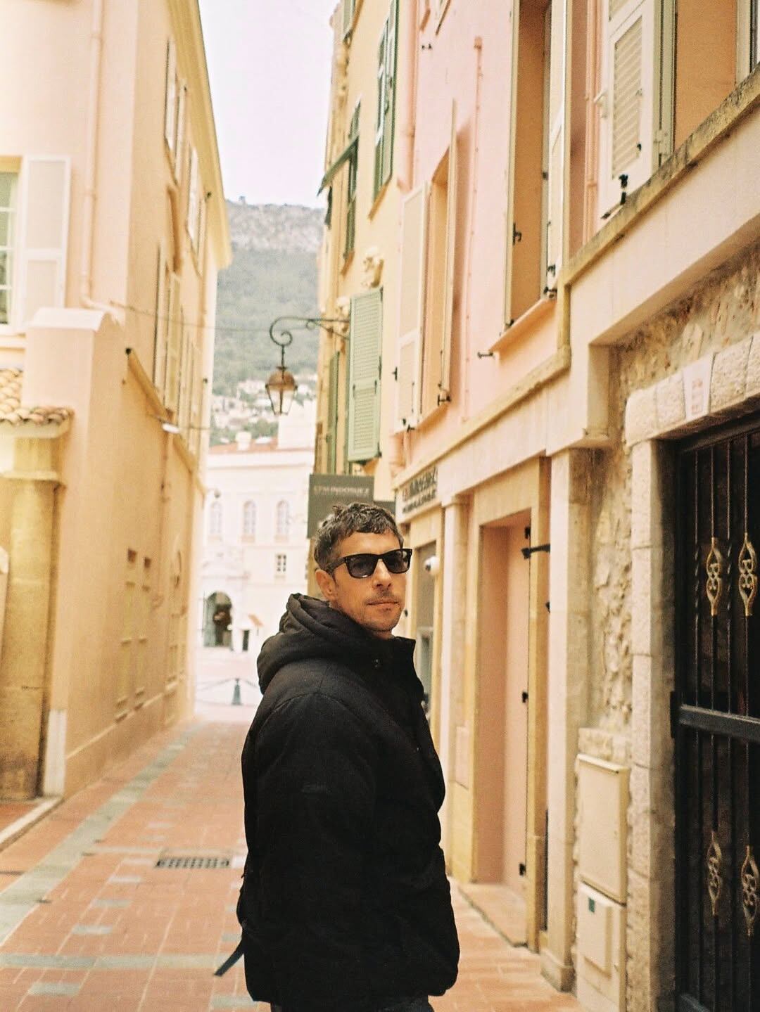 La pareja se movió entre callejones y paisajes paradisiacos 