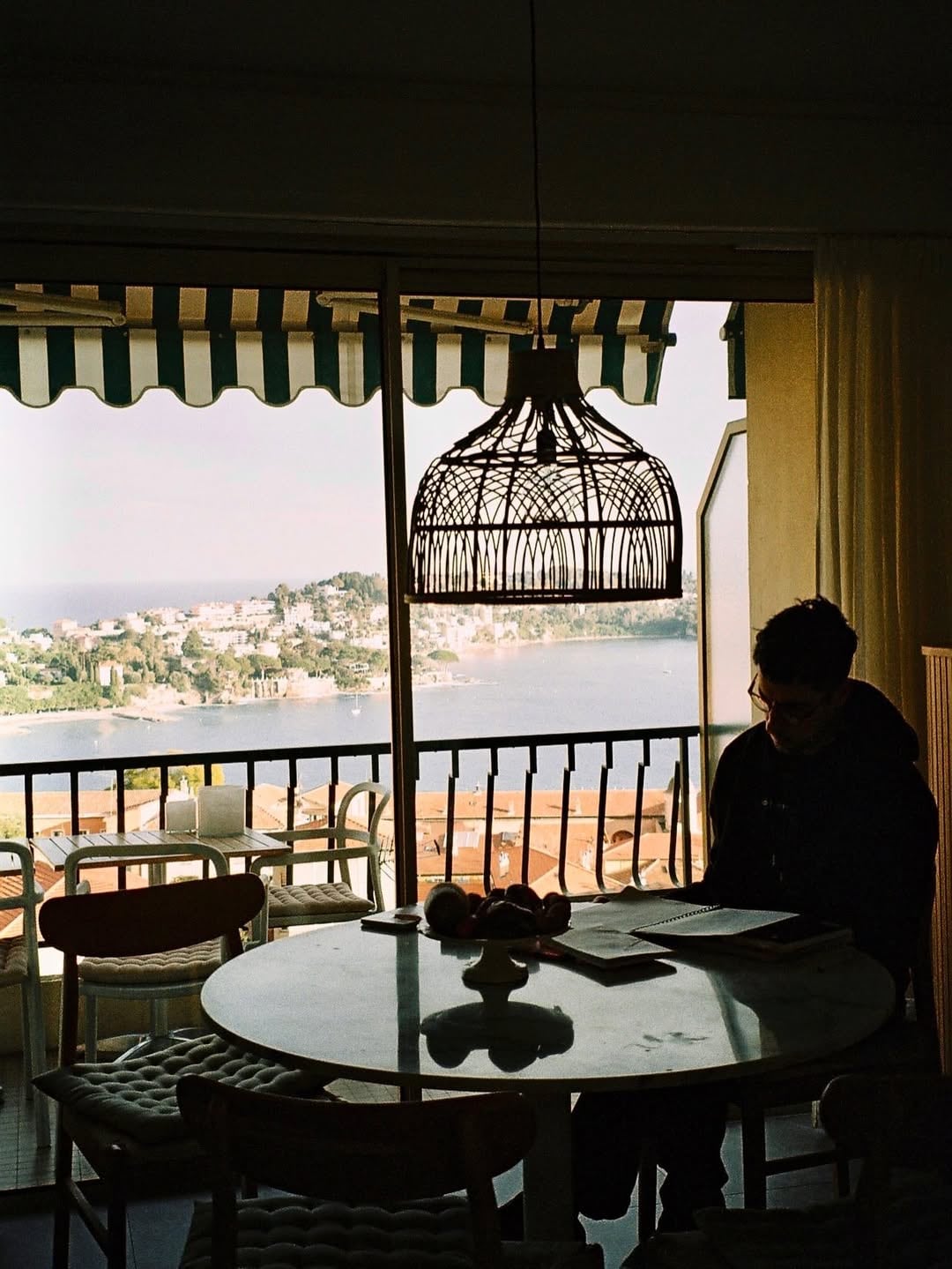 Lamothe se sumergió en la lectura en un espacio con vistas privilegiadas a la hermosa bahía de la Costa Azul francesa