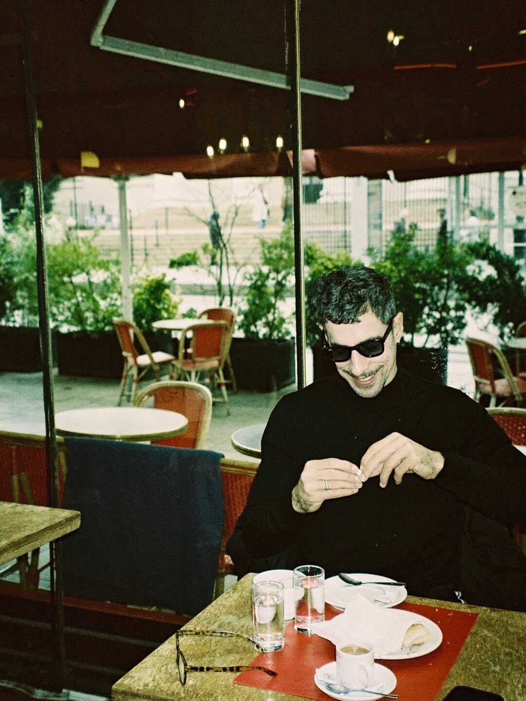 Esteban apostó por un look compuesto por una polera de color negro 