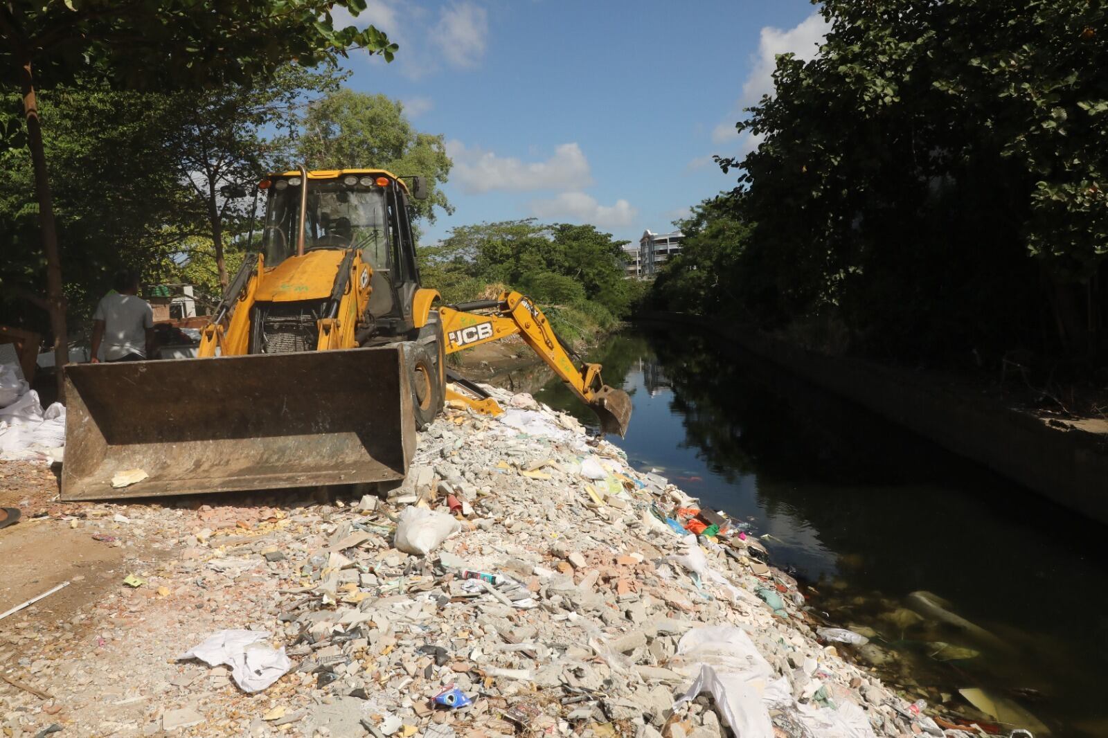 Equipos y maquinaria utilizados en actividades ilegales fueron retenidos durante el operativo. Tomada de MiAmbiente