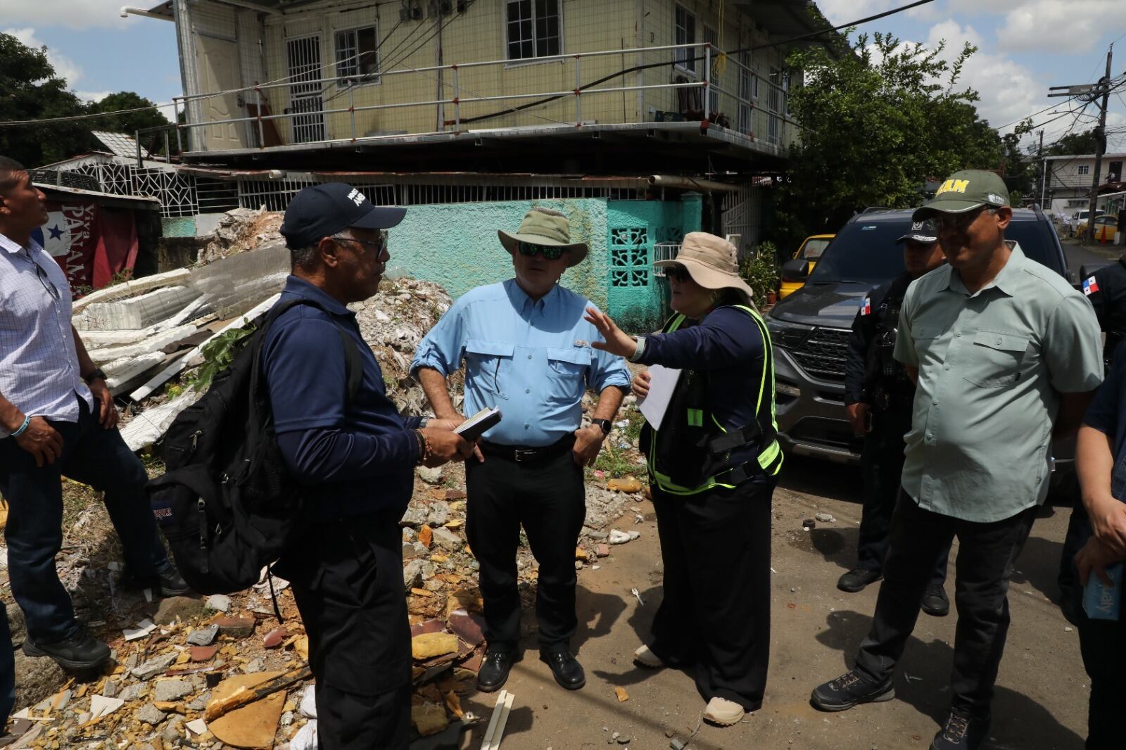 Juan Carlos Navarro, ministro de Ambiente, y Jaime Fernández, director de la Policía Nacional, se refirieron a los hallazgos en el río Abajo, donde las autoridades detectaron rellenos ilegales, contaminación y actividades clandestinas que fueron documentadas durante los operativos. Tomada de MiAmbiente