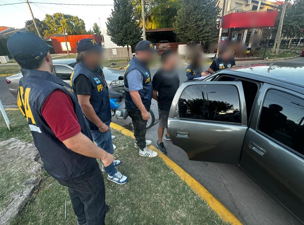 La Policía Federal detuvo al líder de la barra brava de Tristán Suárez tras un operativo. Lo atraparon en la casa de su pareja 