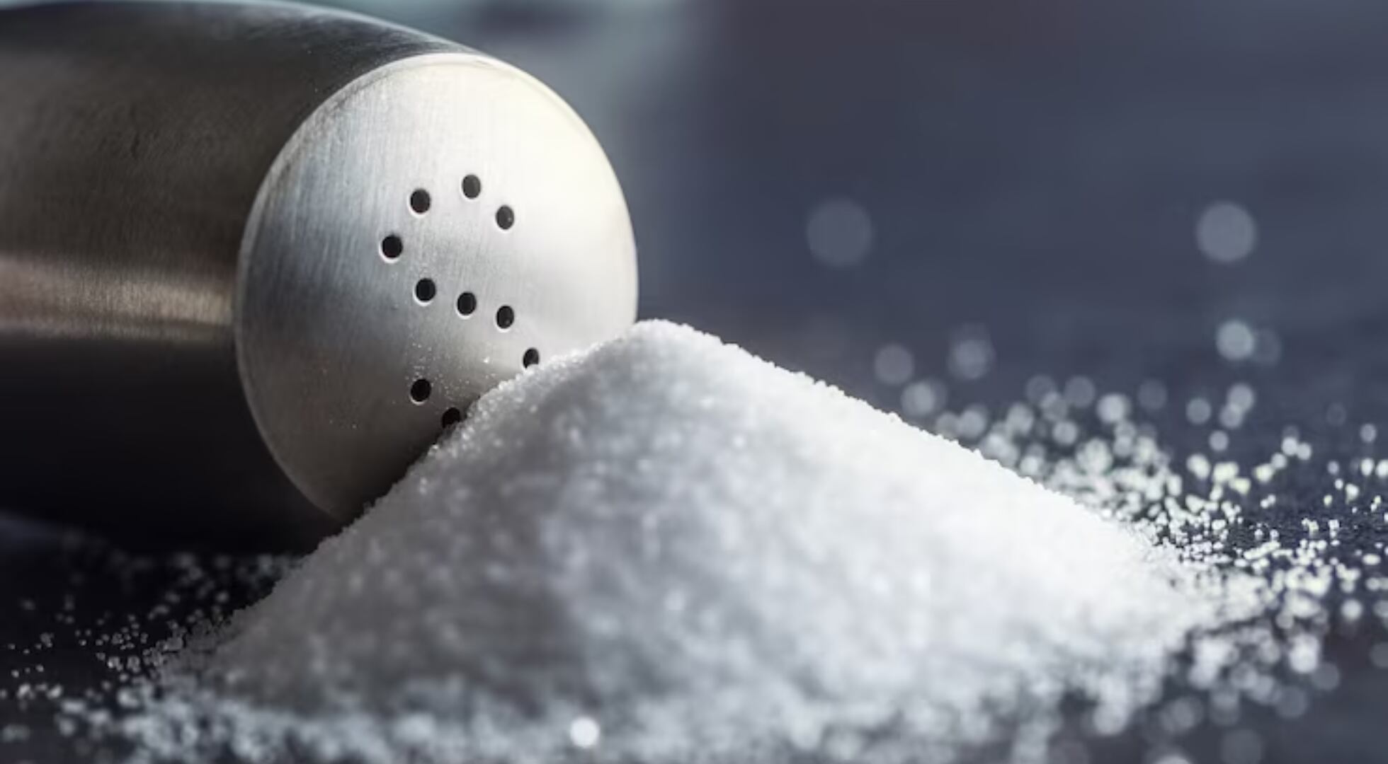 El exceso de sal y alimentos ultraprocesados contribuye a la retención de líquidos y al aumento del perímetro de cintura (Imagen Ilustrativa Infobae)