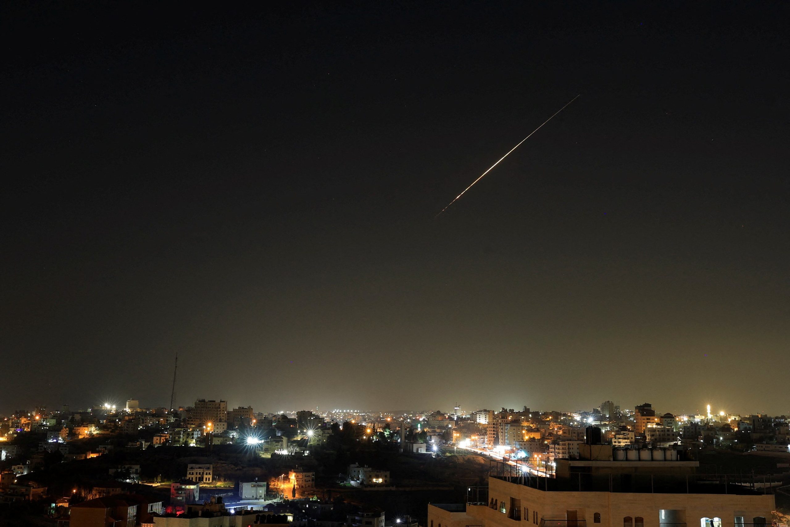 Guerra en Medio Oriente: Irán y Hezbollah atacaron a Israel, que respondió con bombardeos masivos