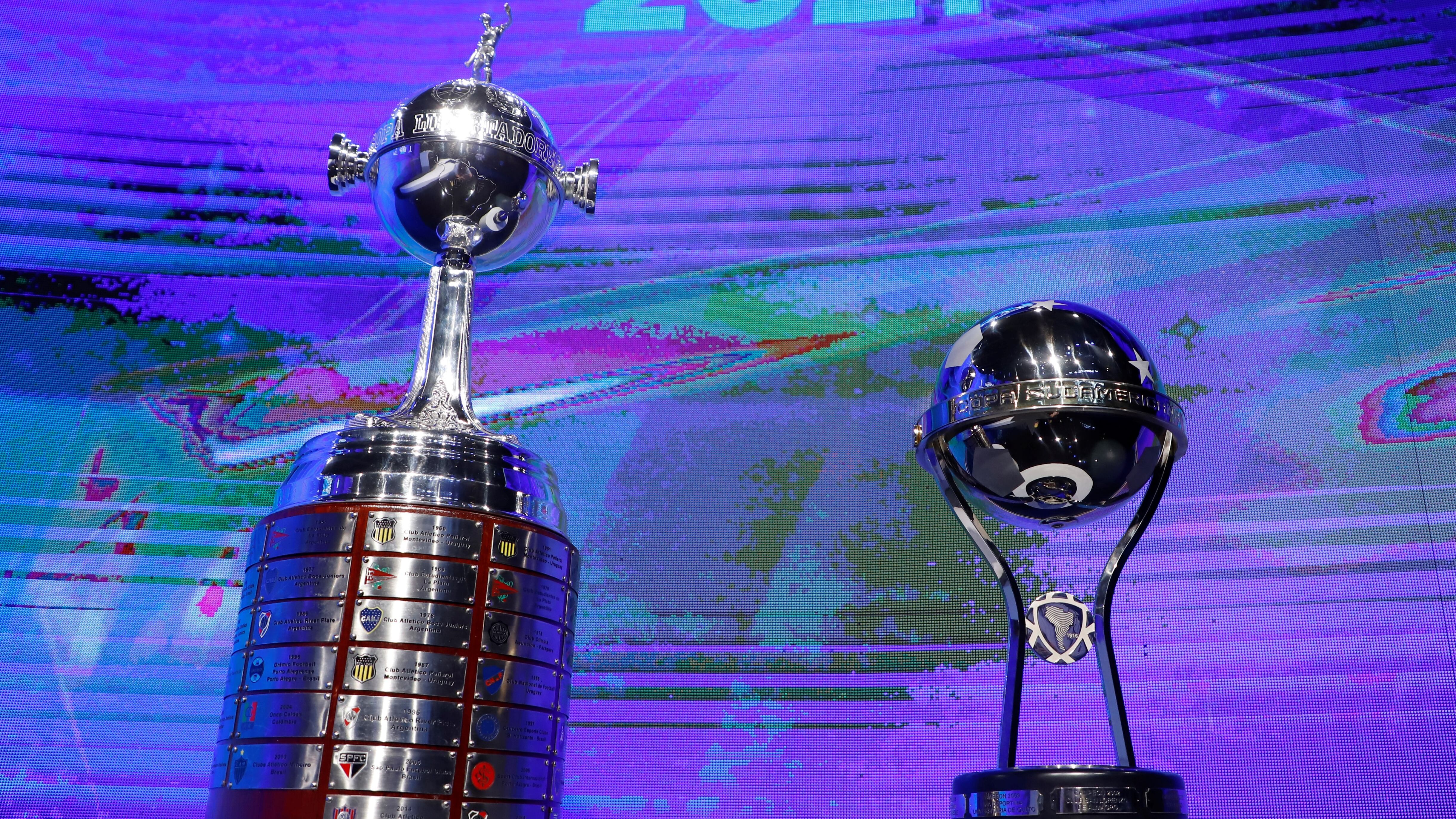 Los trofeos de la Libertadores y la Sudamericana: los equipos quieren lograr 