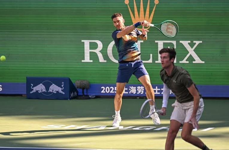 Guido Andreozzi golpea la derecha desde el fondo de la cancha. Manuel Guinard lo sigue de cerca (Fuente: Instagram / @guidoandreozzi)