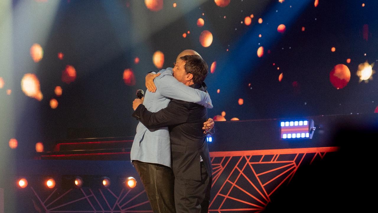 El abrazo de Guido Kaczka con Abel Pintos, uno de los jurados de 