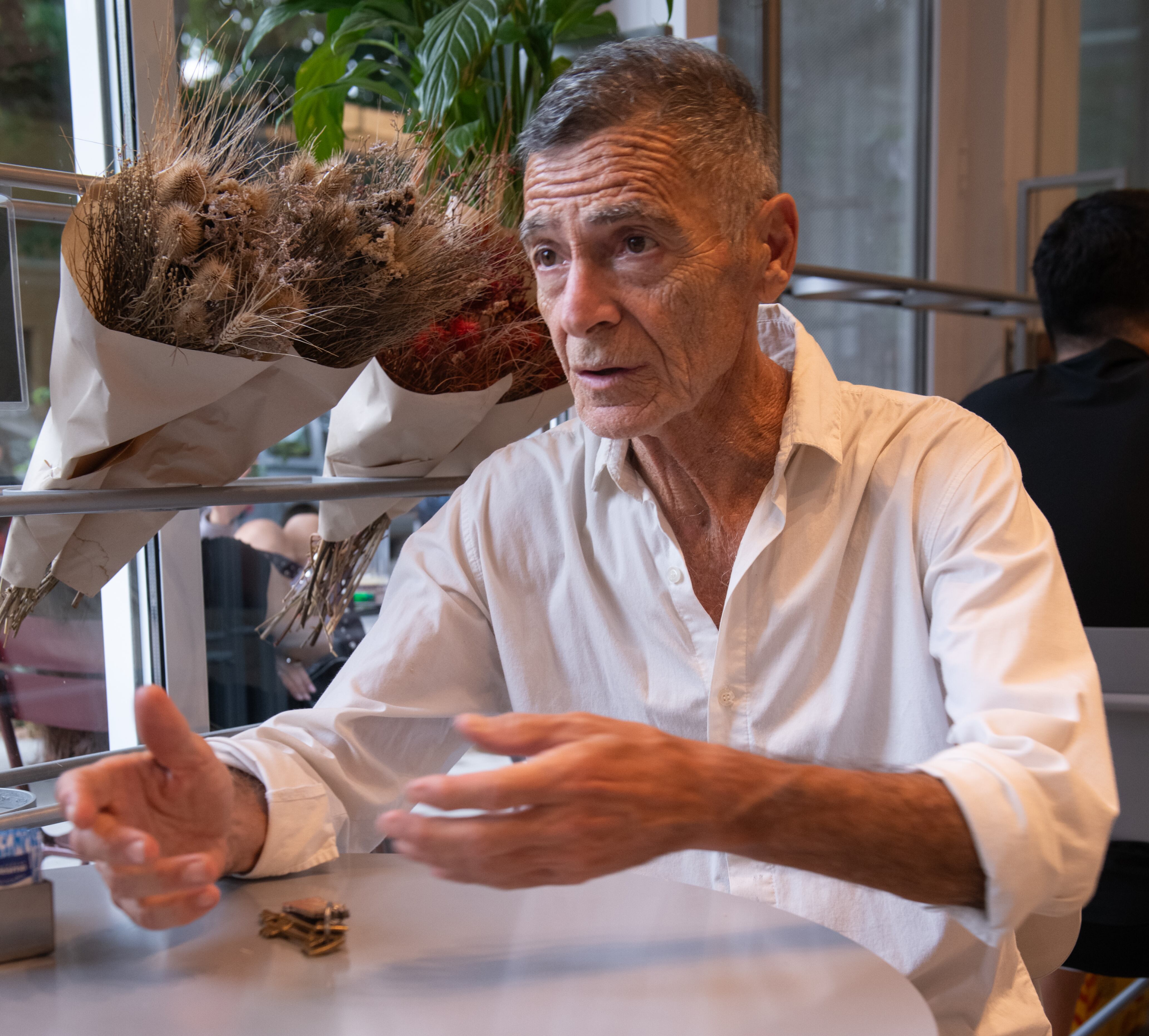 La nueva creación de Gustavo Garzón retrata el impacto profundo de descubrir el amor cuando menos se espera, mostrando emociones y vulnerabilidad que desafían prejuicios sobre la vejez