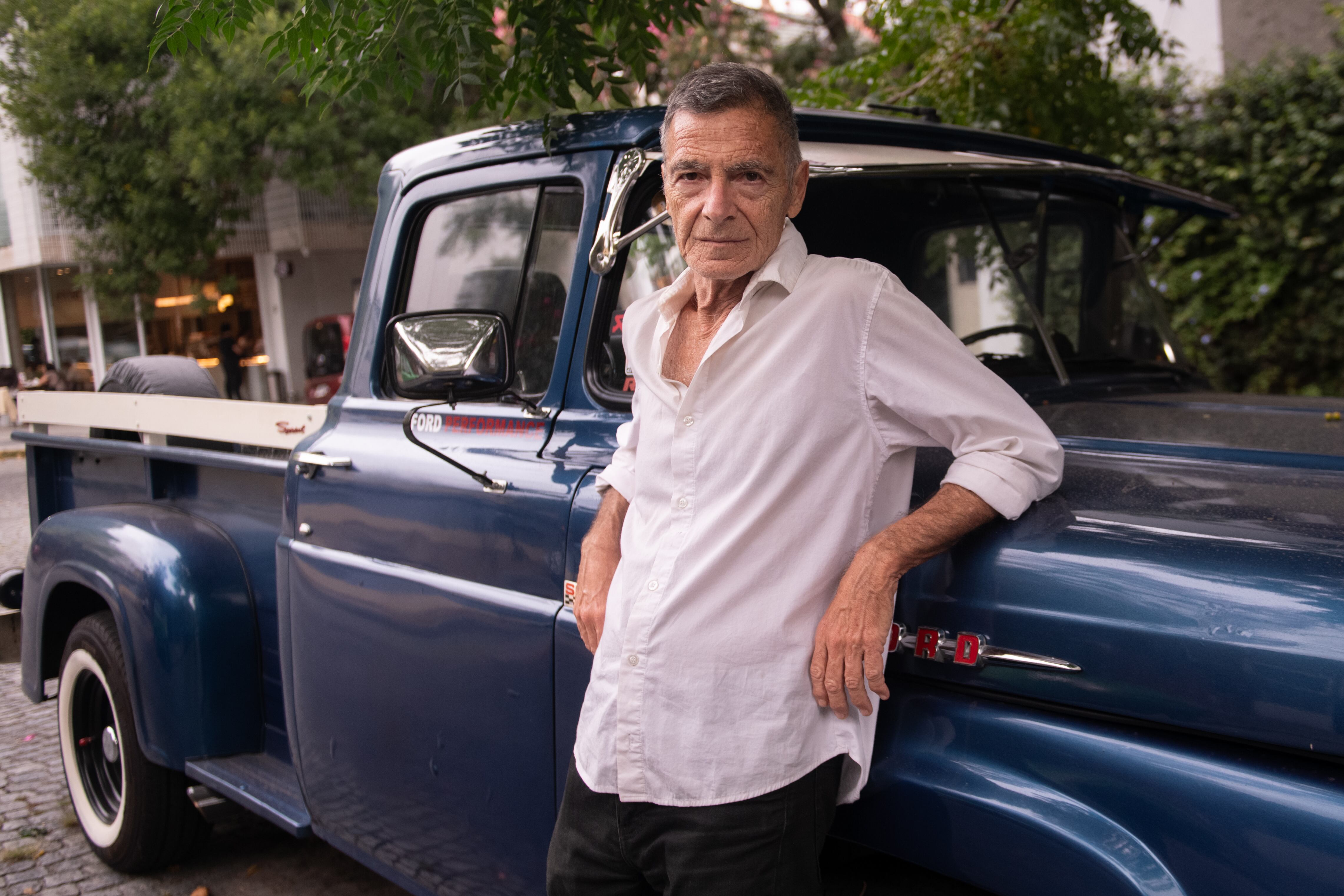 El texto aborda temas como el sexo, las contradicciones personales y el peso de los fracasos y logros en la vida del protagonista