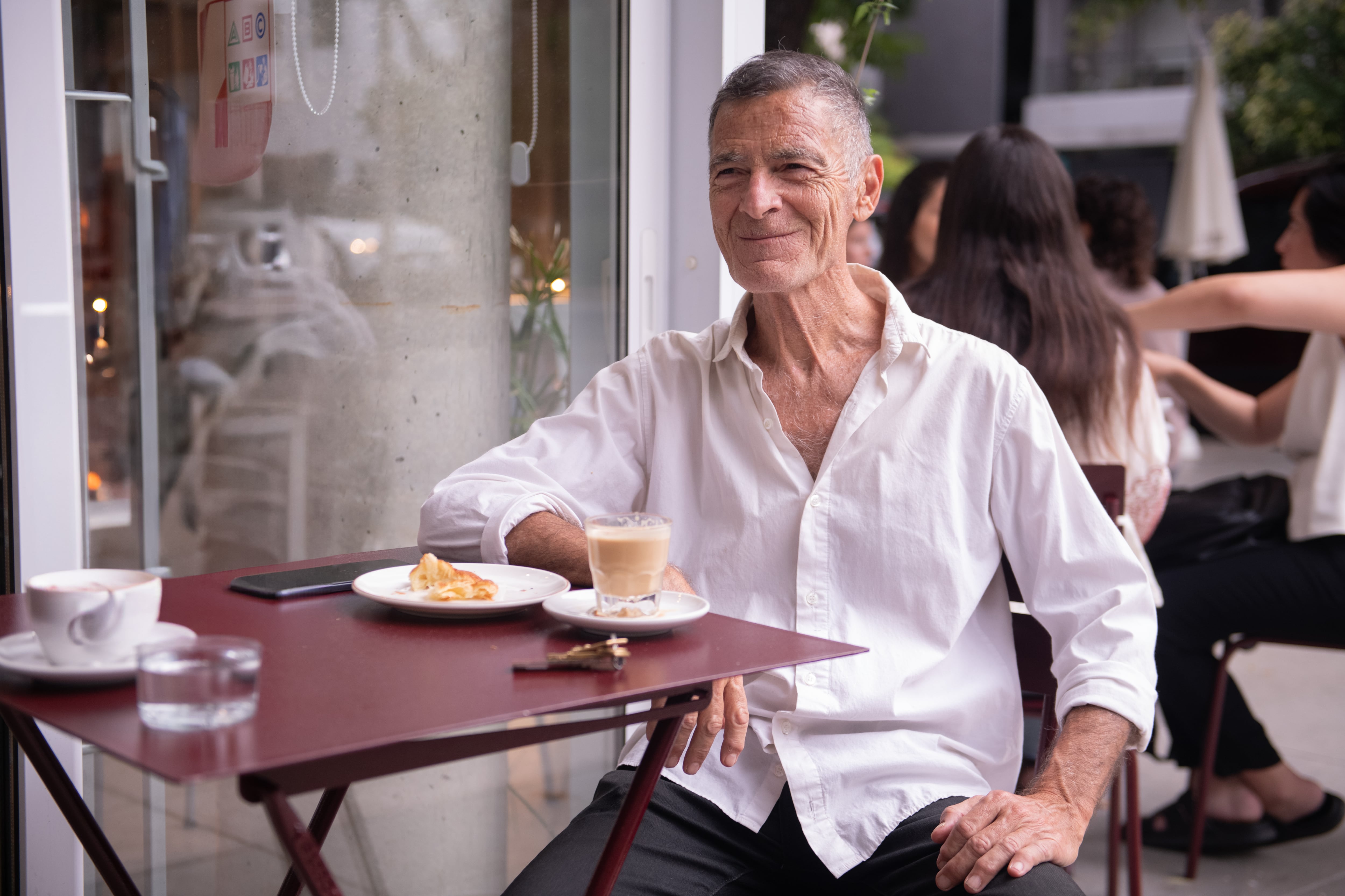 El relato muestra cómo una experiencia puede transformar por completo a una persona mayor que nunca conoció el verdadero afecto y se atreve a dejar atrás sus viejos miedos