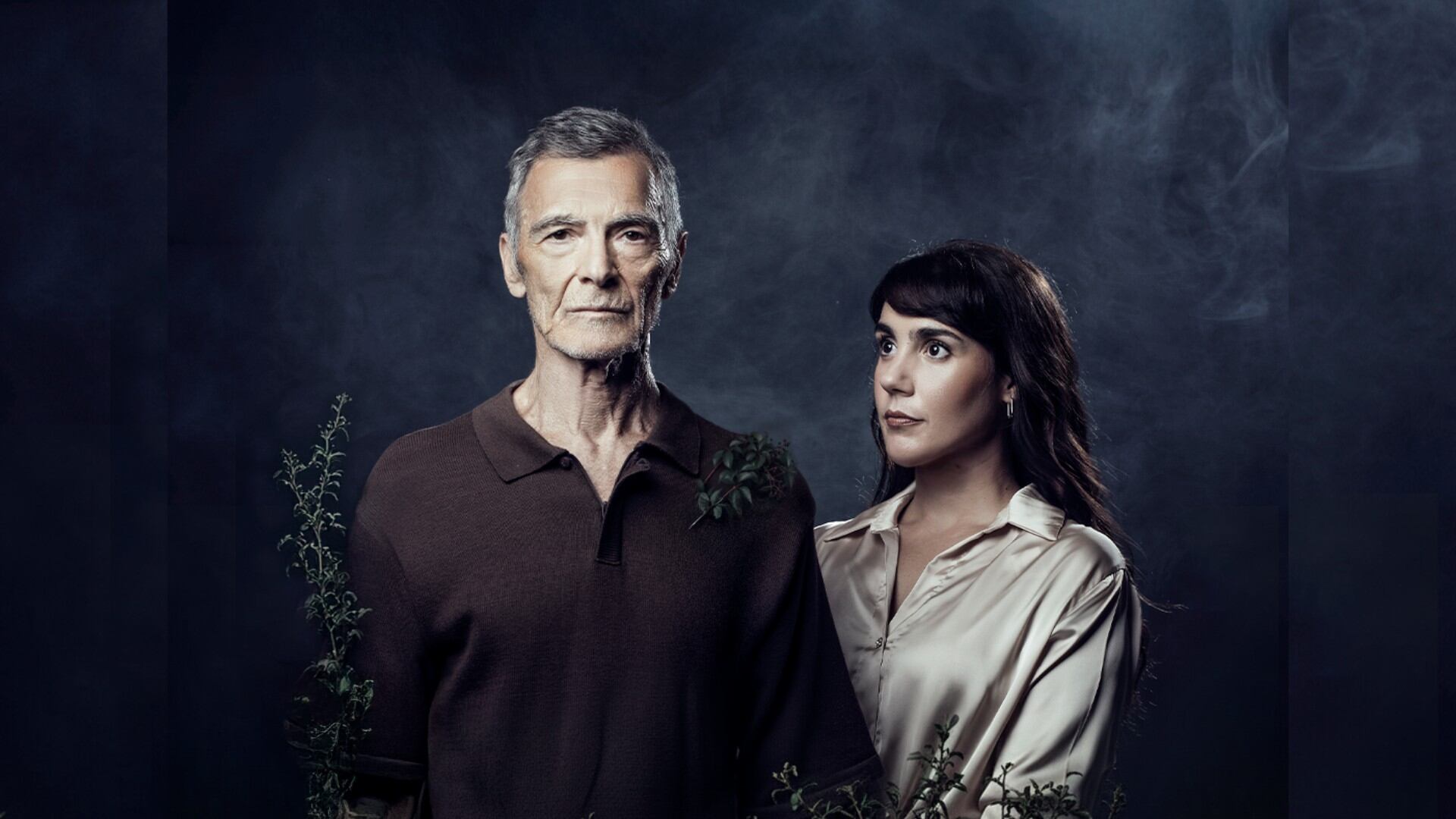 El actor Gustavo Garzon posa junto a su coprotagonista, Victoria Baldomir, para la obra teatral 'Un hombre solo es demasiado para un hombre solo', que marca su regreso a las tablas