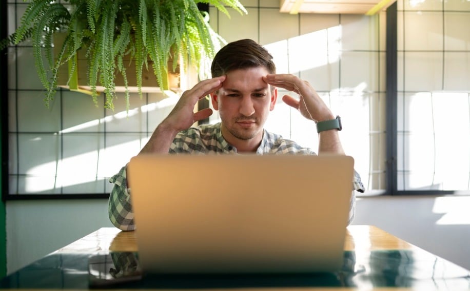 Hacer varias tareas sin planificación incrementa el estrés, agota mentalmente y debilita los beneficios de la dopamina, advierte GQ (Freepik)