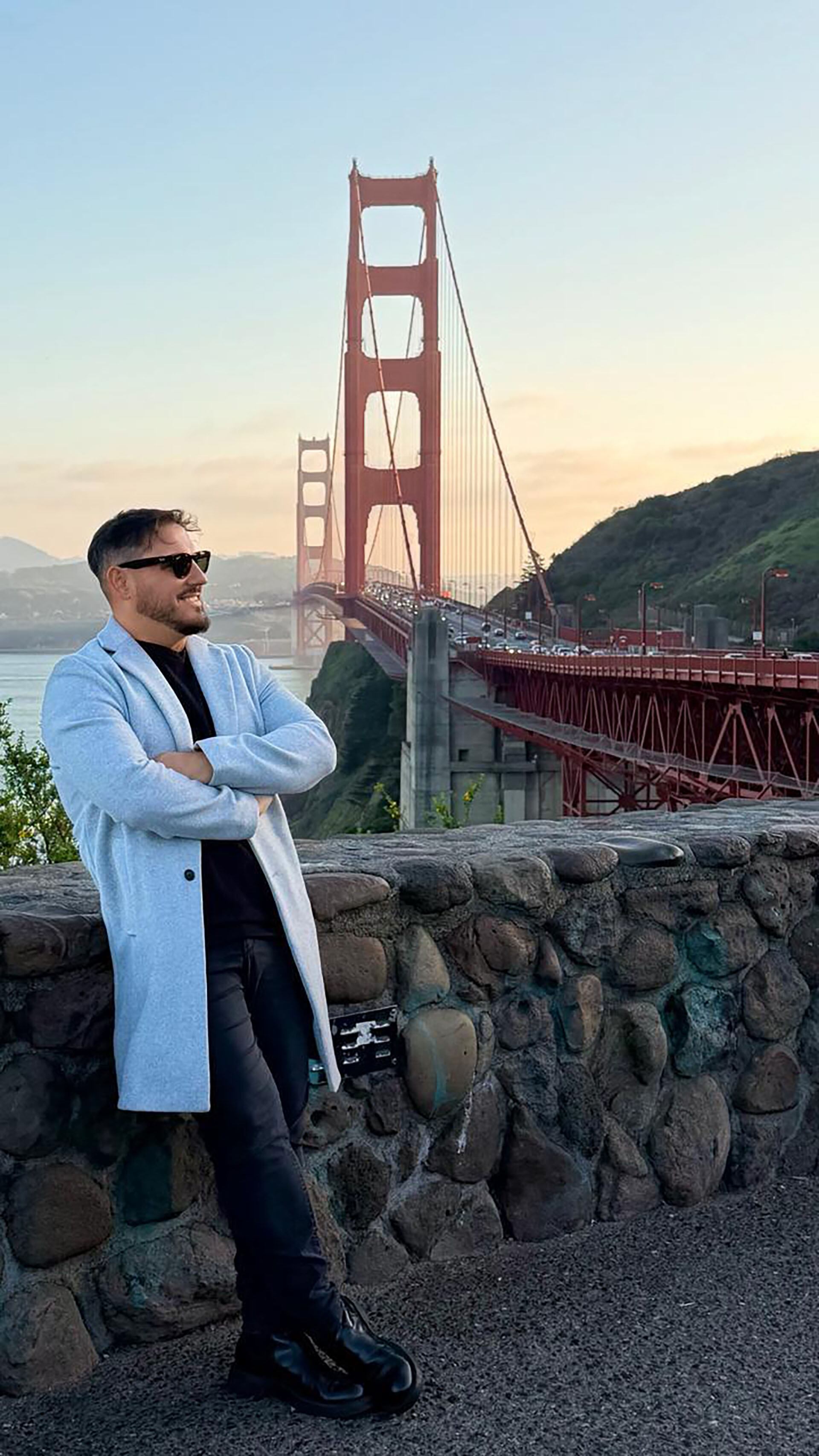 Hernan Lirio en el famoso Puente Golden Gate de San Francisco como telón de fondo al atardecer.