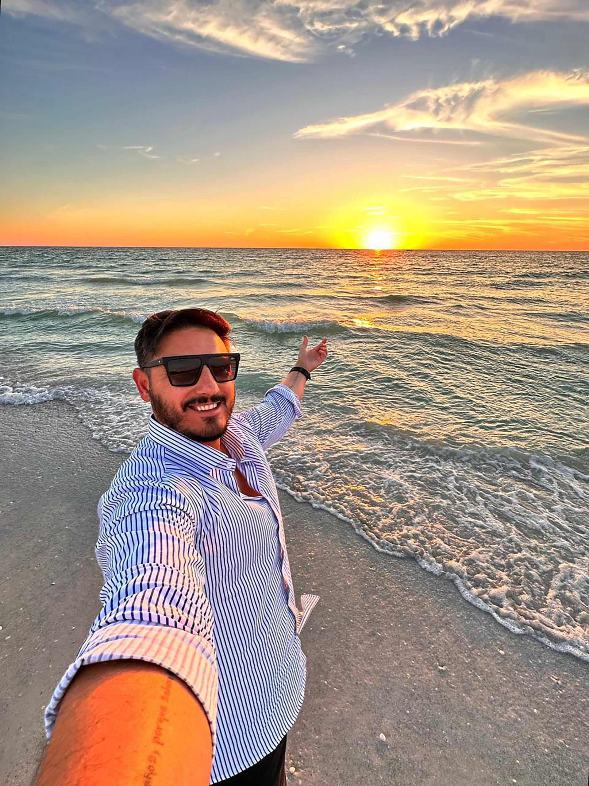 Con el horizonte de fondo, Hernán Lirio muestra la imponente vista del atardecer sobre el mar