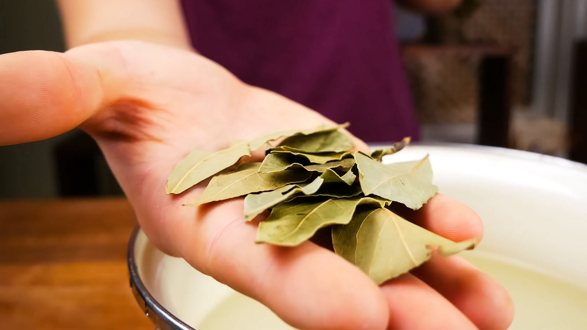 La aplicación regular de esta práctica doméstica relaja los pies después de actividad demandante, ayuda a eliminar malos olores y puede integrarse a la rutina de cuidado personal sin requerir productos costosos o intervenciones médicas. (Freepik)