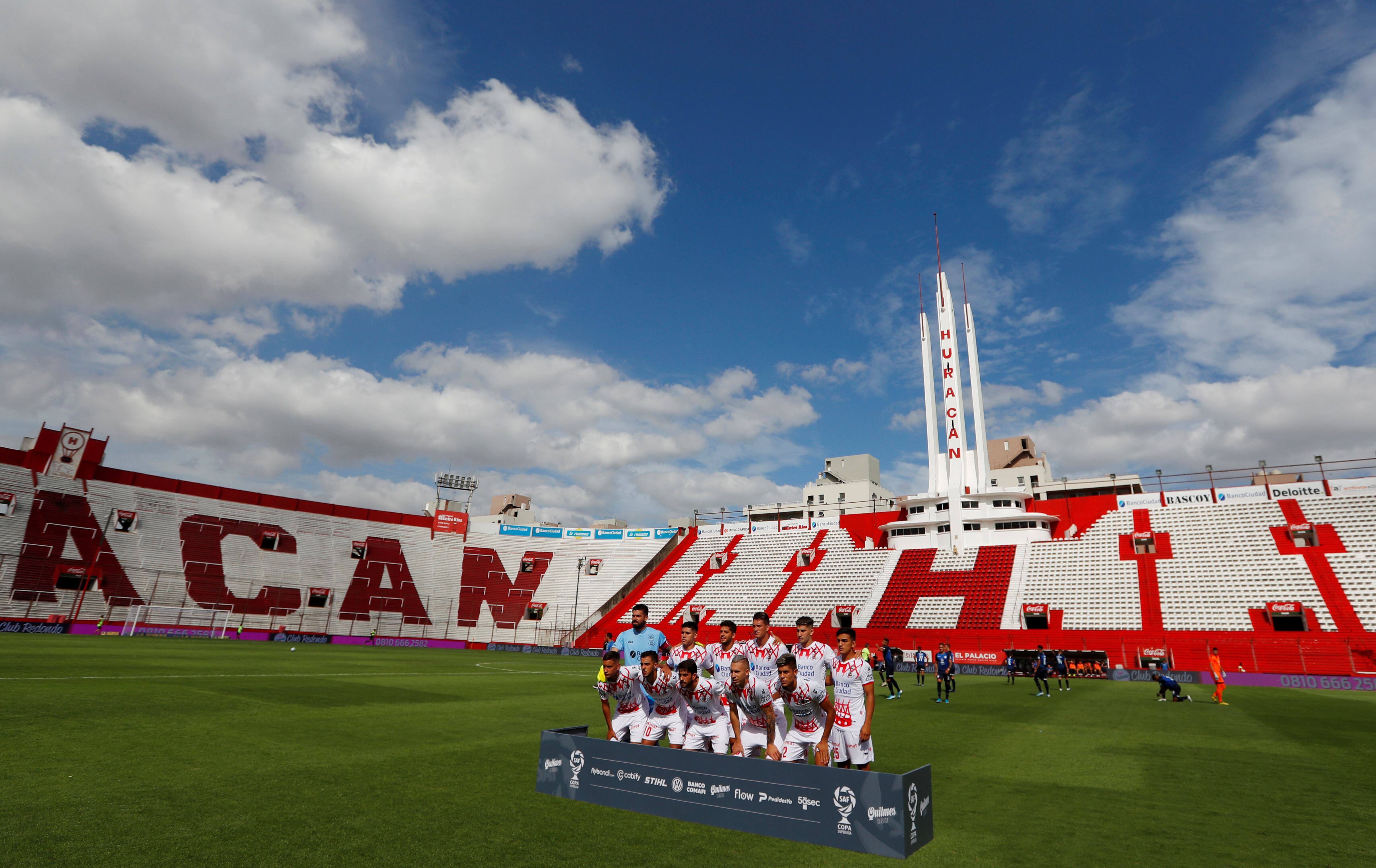 Huracán y Belgrano jugarán a puertas cerradas por un derrumbe en un complejo de viviendas cercano al estadio, en Parque Patricios (REUTERS/Agustin Marcarian)