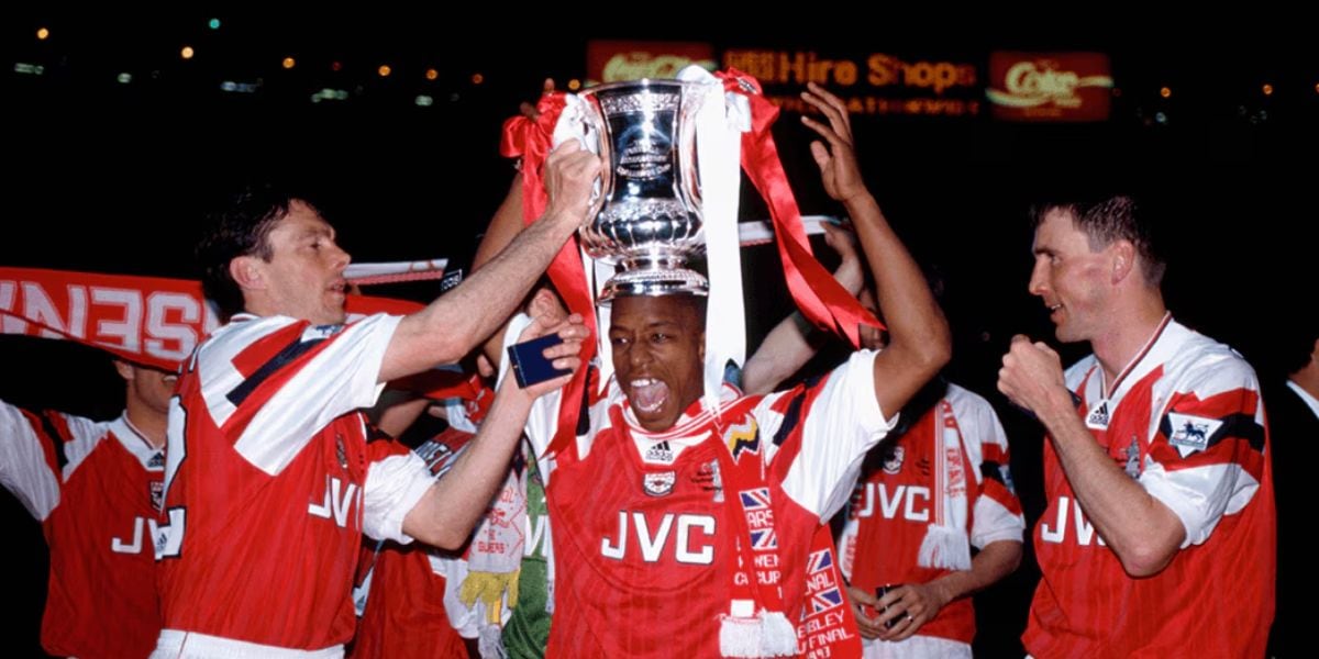 El Arsenal de Ian Wright esa temporada fue el equipo con mayor cantidad de jugadores expulsados (Associated Press)