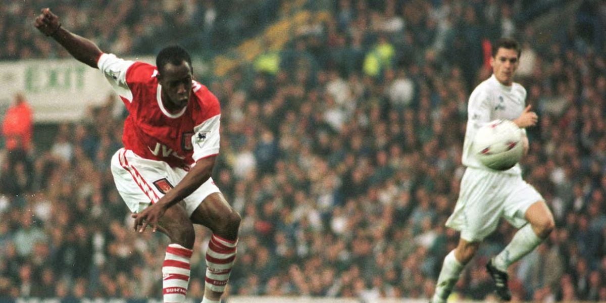 La sanción a Ian Wright por un gesto obsceno ante la hinchada del Coventry City marcó un antes y un después en la disciplina del fútbol inglés (Associated Press)