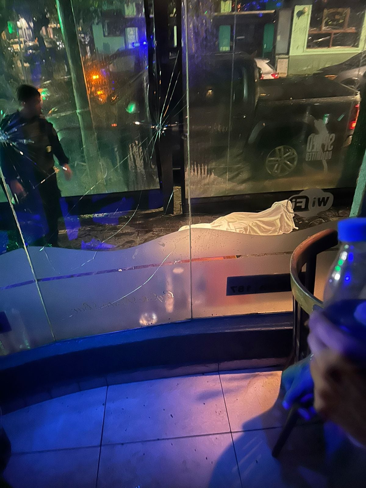 El cuerpo de la víctima sobre la vereda 