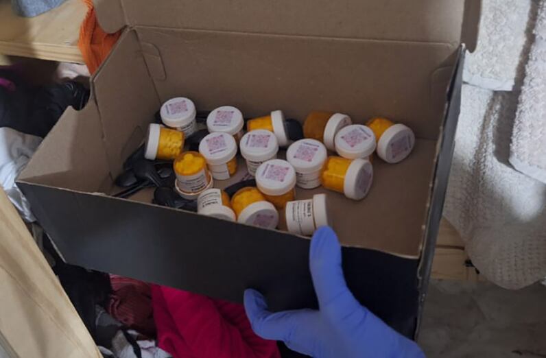 Los frascos incautados por la Policía Federal Argentina