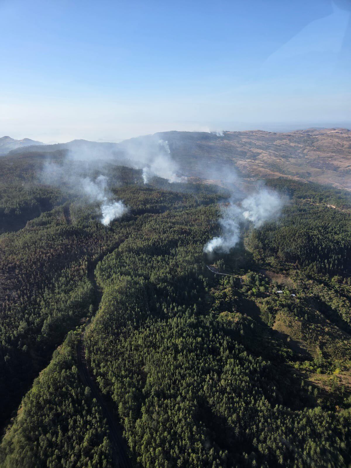 Las autoridades iniciaron las labores de control el sábado, pero este martes el fuego seguía activo tras la detección de nuevos focos. Tomada de X