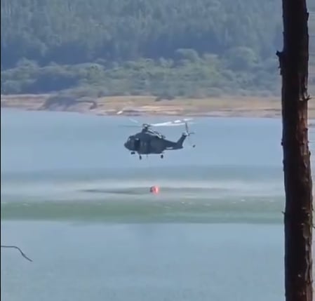 El Senan ha realizado al menos 34 descargas de agua con el sistema Bambi Bucket, superando los 10 mil galones en apoyo al combate del incendio. Tomado de X