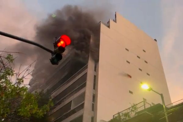 Incendio en un edificio de Belgrano: hay dos personas atrapadas y varios vecinos fueron evacuados