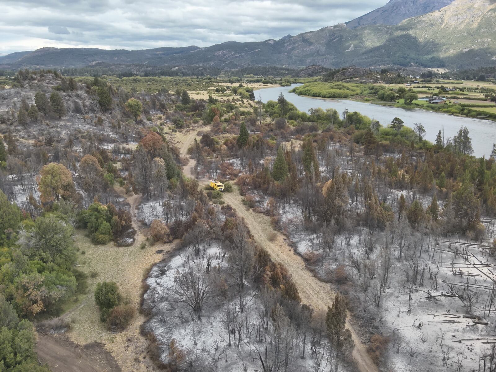 Brigadistas recorren el perímetro de La Tapera en busca de puntos calientes tras el avance del incendio