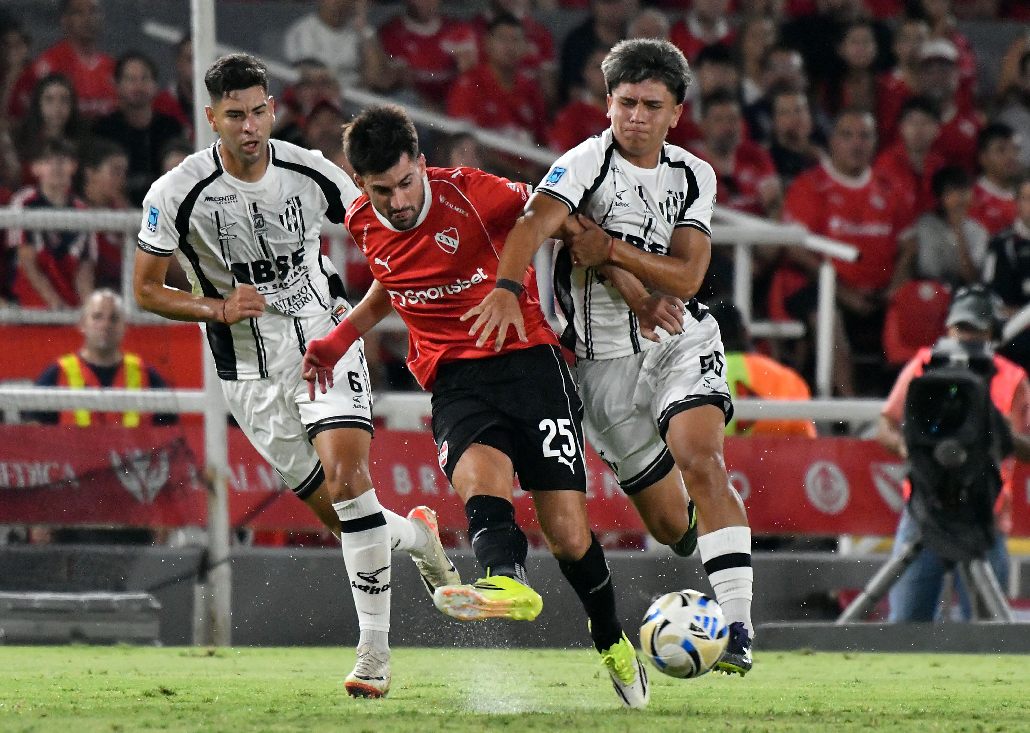 El Rojo se enfrenta al Ferroviario en Avellaneda (Crédito: Fotobaires)
