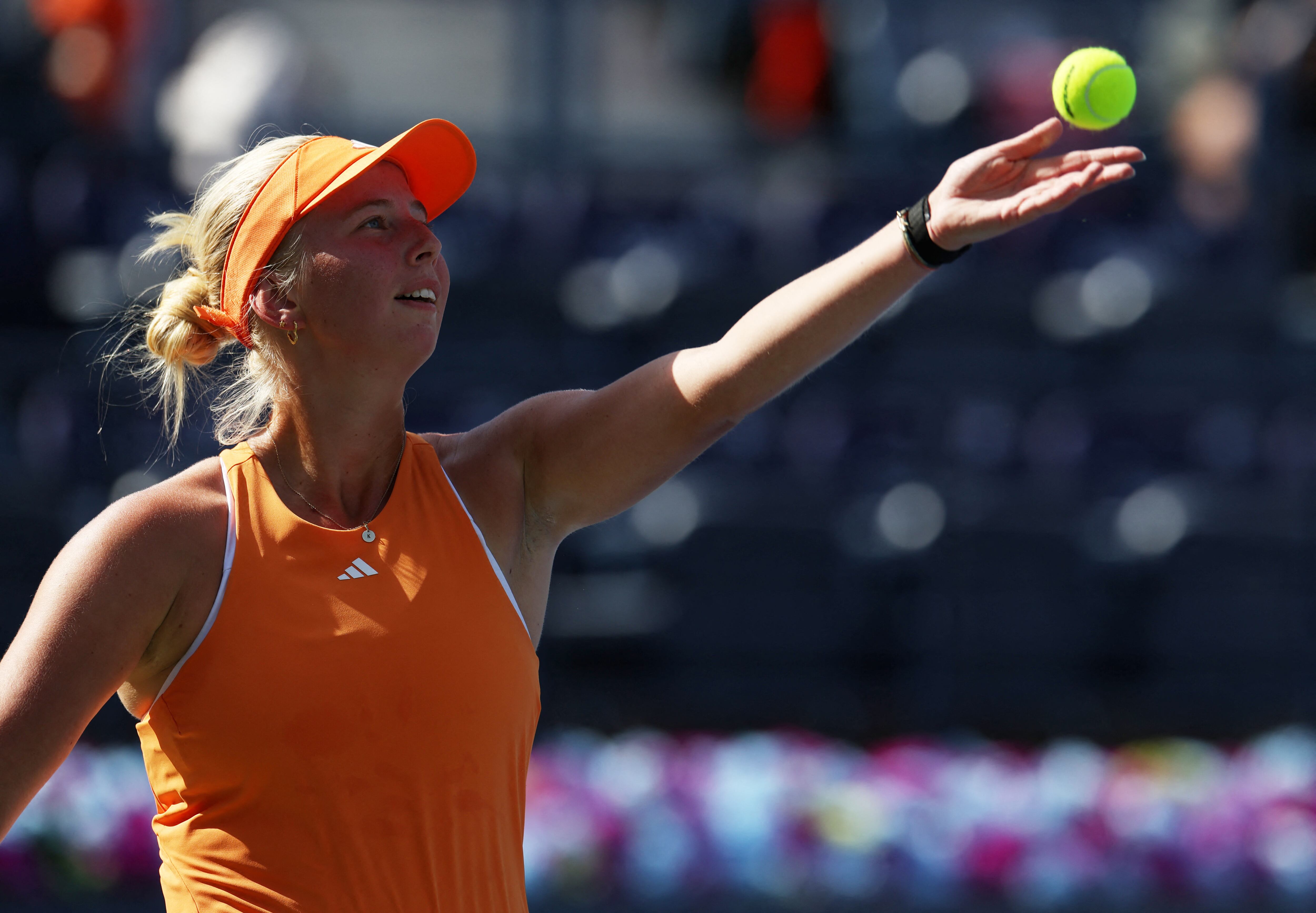 La danesa Clara Tauson al servicio durante el WTA 100 de Dubai (REUTERS/Raghed Waked)