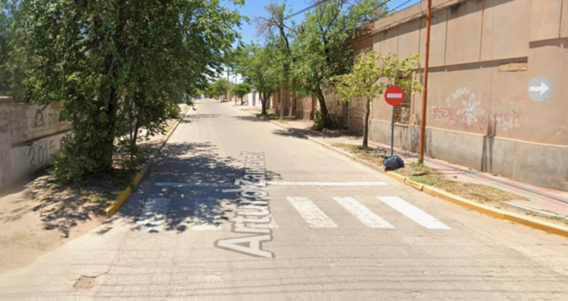 Vista de la calle en Deán Funes, Córdoba, donde se realizó el hallazgo de un feto dentro de un frasco (Google Maps)