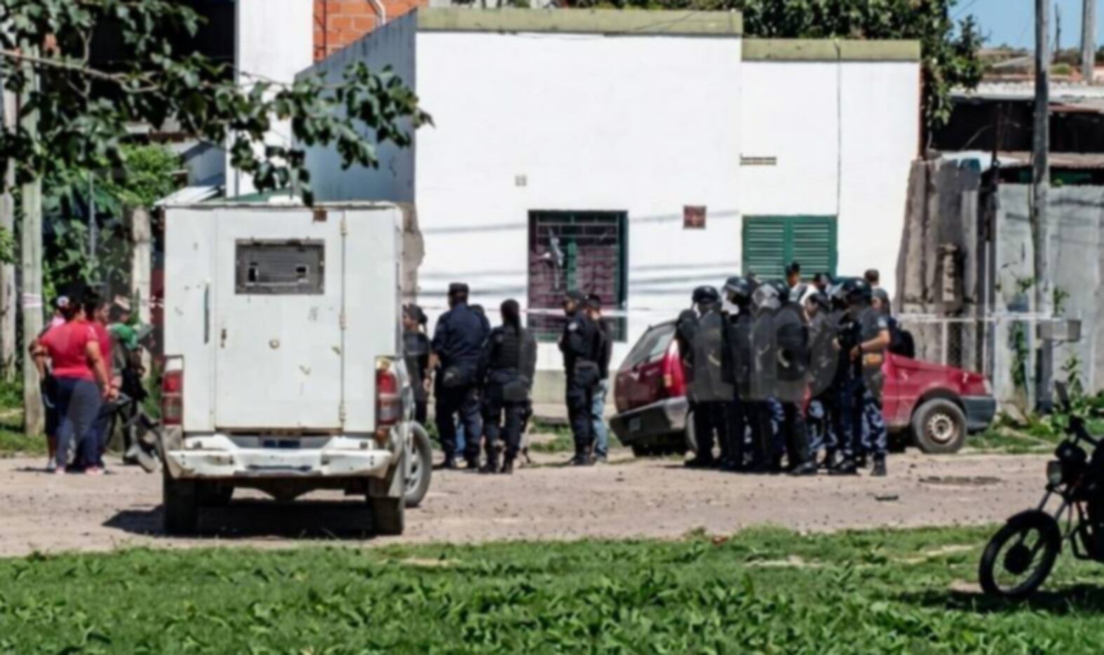 Agentes de la policía científica y efectivos de seguridad trabajan en la escena de un femicidio seguido de suicidio en Salta, donde se investiga el trágico suceso (El Tribuno)