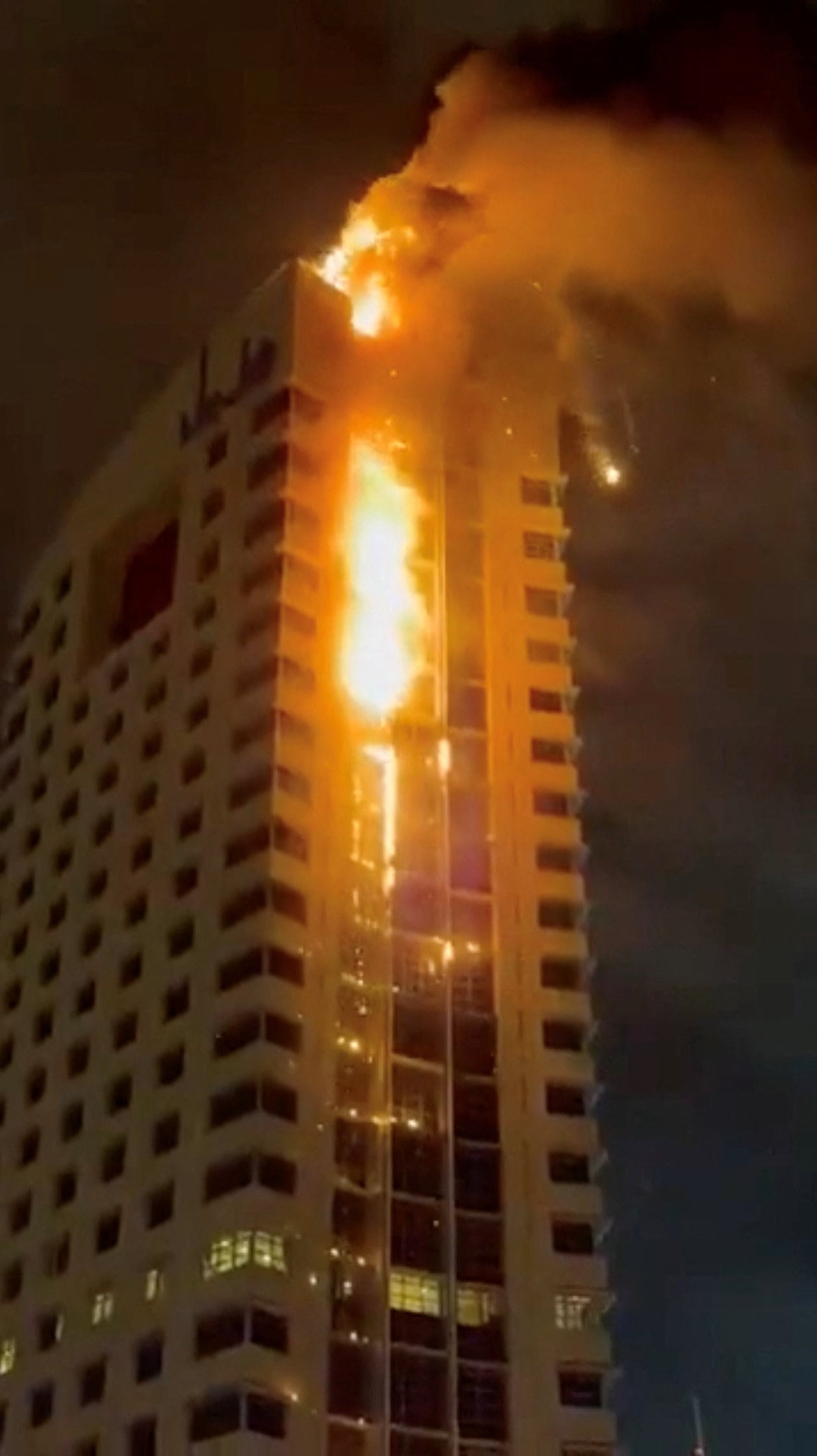 Kuwait denunció que la torre fue atacada por un drone iraní (REDES SOCIALES/vía REUTERS)