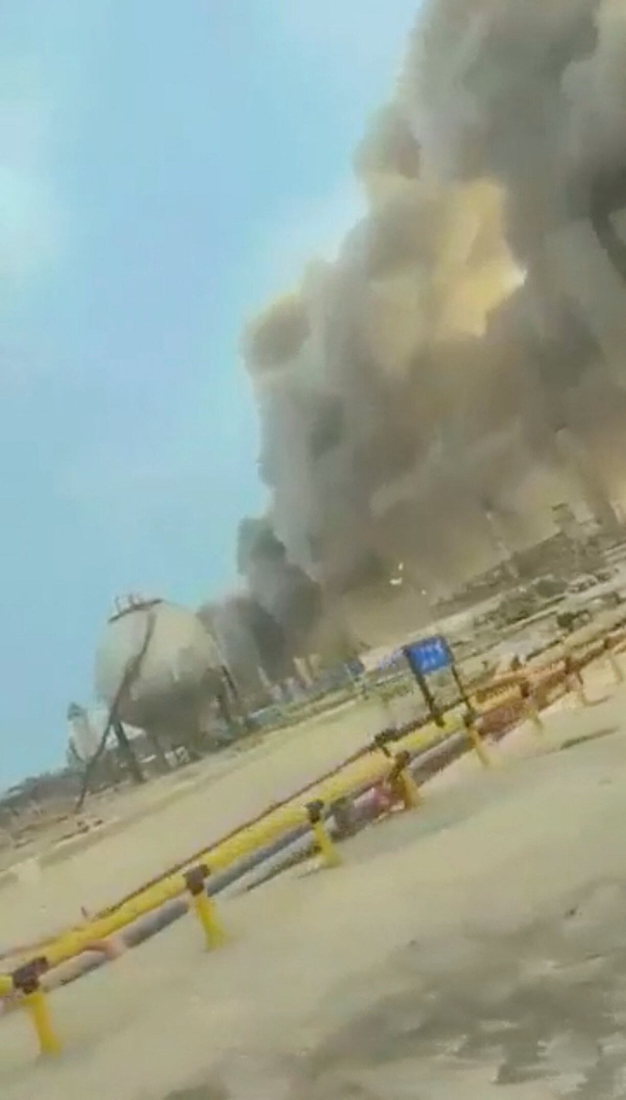 Humo se eleva desde la refinería de Ras Tanura, Arabia Saudita, tras un ataque con drones el 2 de marzo de 2026. (Social Media vía REUTERS) 